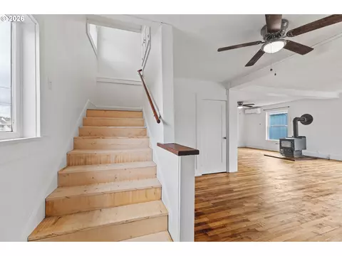 Entry Way - 645 5th St, Myrtle Point, OR 97458 photo 1 of 3