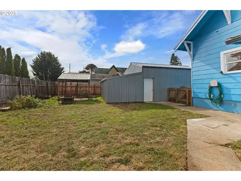 Exterior - 645 5th St, Myrtle Point, OR 97458 photo 3 of 6
