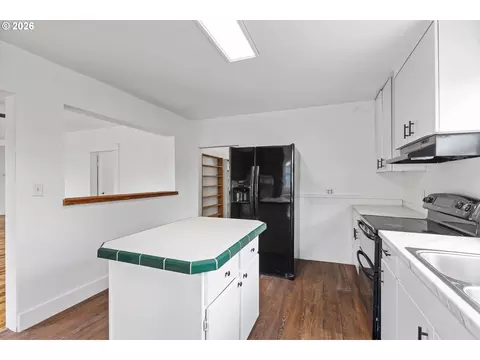 Kitchen - 645 5th St, Myrtle Point, OR 97458 photo 2 of 3
