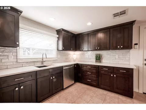 Kitchen - 2881 River Rd, Eugene, OR 97404 photo 2 of 4