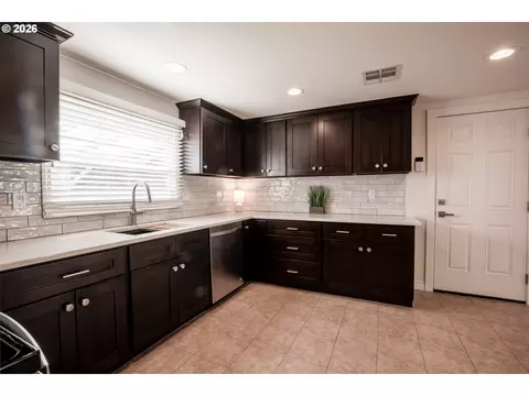 Kitchen - 2881 River Rd, Eugene, OR 97404 photo 3 of 4
