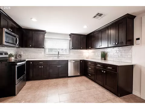 Kitchen - 2881 River Rd, Eugene, OR 97404 photo 4 of 4