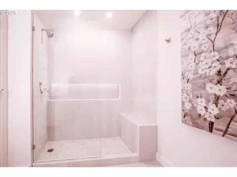 Bath - 2881 River Rd, Eugene, OR 97404 photo 2 of 4