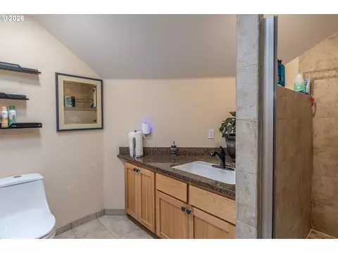 Bath - 2245 Eagle Loop, Sutherlin, OR 97479 photo 4 of 7