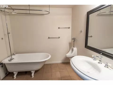 Bath - 2245 Eagle Loop, Sutherlin, OR 97479 photo 7 of 7