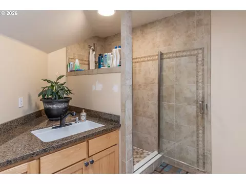 Bath - 2245 Eagle Loop, Sutherlin, OR 97479 photo 3 of 7