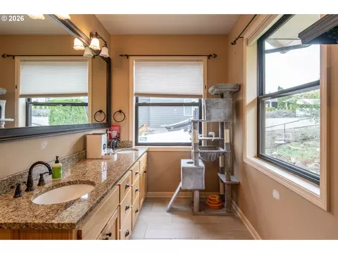 Bath - 2245 Eagle Loop, Sutherlin, OR 97479 photo 5 of 7