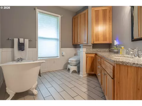Bath - 2245 Eagle Loop, Sutherlin, OR 97479 photo 2 of 7