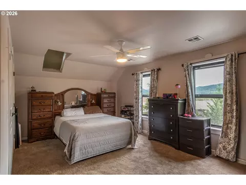 Bedroom - 2245 Eagle Loop, Sutherlin, OR 97479 photo 3 of 4