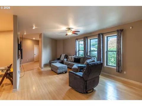 Living - 2245 Eagle Loop, Sutherlin, OR 97479 photo 1 of 2