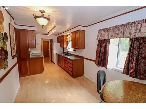 Kitchen - 88519 Periwinkle Rd, Springfield, OR 97478 photo 1 of 4