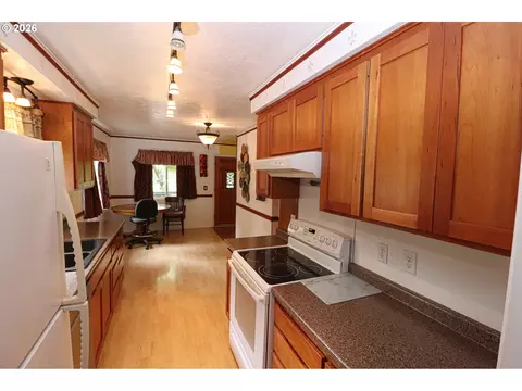 Kitchen - 88519 Periwinkle Rd, Springfield, OR 97478 photo 3 of 4