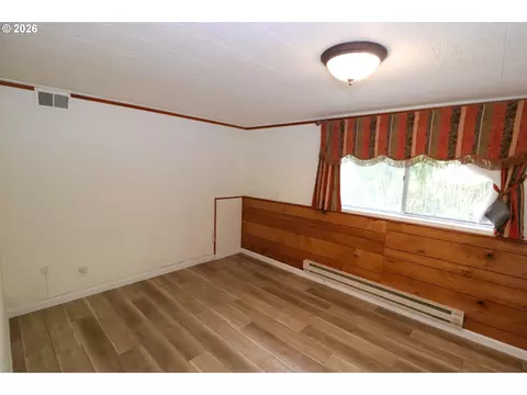 Bedroom - 88519 Periwinkle Rd, Springfield, OR 97478 photo 5 of 7