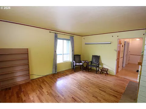 Living - 88519 Periwinkle Rd, Springfield, OR 97478 photo 1 of 8