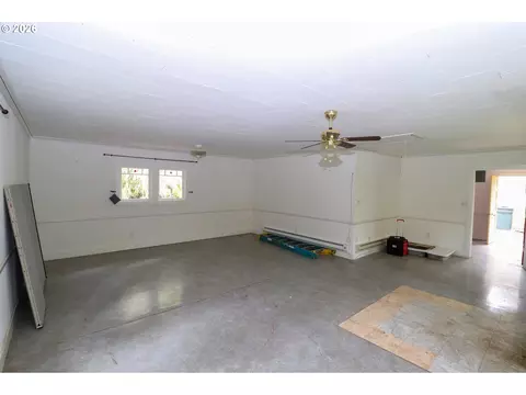 Living - 88519 Periwinkle Rd, Springfield, OR 97478 photo 8 of 8