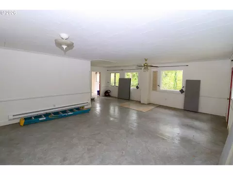 Living - 88519 Periwinkle Rd, Springfield, OR 97478 photo 7 of 8