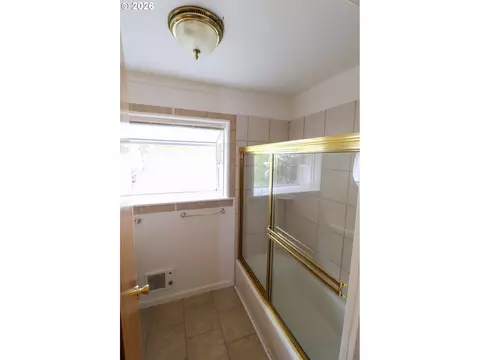 Bath - 88519 Periwinkle Rd, Springfield, OR 97478 photo 1 of 1
