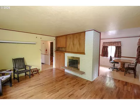 Living - 88519 Periwinkle Rd, Springfield, OR 97478 photo 3 of 8