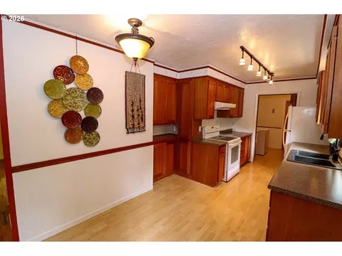 Kitchen - 88519 Periwinkle Rd, Springfield, OR 97478 photo 2 of 4