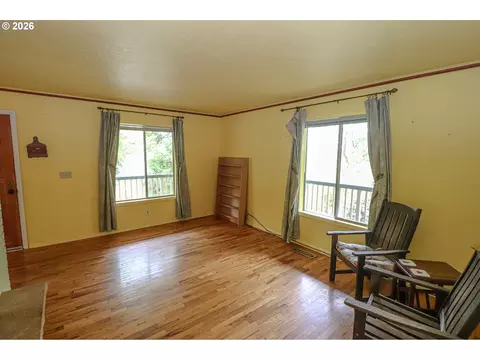 Living - 88519 Periwinkle Rd, Springfield, OR 97478 photo 4 of 8