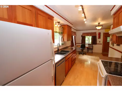 Kitchen - 88519 Periwinkle Rd, Springfield, OR 97478 photo 4 of 4