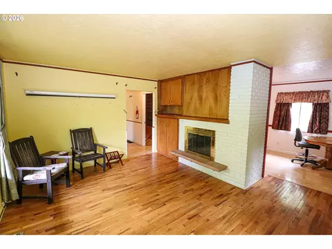 Living - 88519 Periwinkle Rd, Springfield, OR 97478 photo 2 of 8