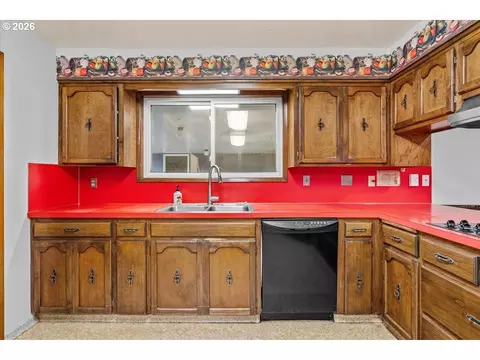Kitchen - 12721 SE 352nd Ave, Boring, OR 97009 photo 3 of 6