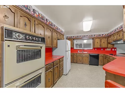 Kitchen - 12721 SE 352nd Ave, Boring, OR 97009 photo 2 of 6