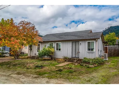 172 Phillips St, Canyonville, OR 97417