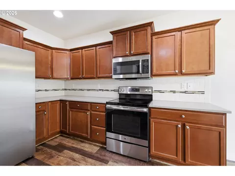 Kitchen - 4760 Glacier Meadows Loop, Springfield, OR 97478 photo 6 of 9