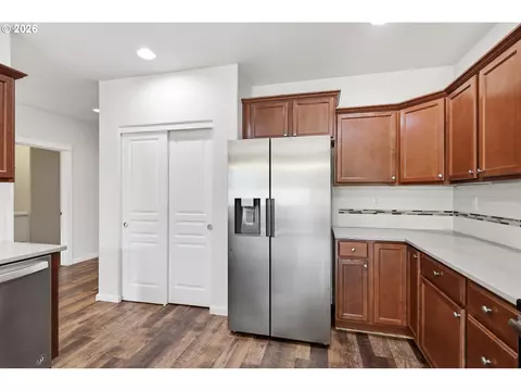 Kitchen - 4760 Glacier Meadows Loop, Springfield, OR 97478 photo 7 of 9
