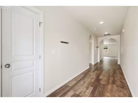 Entry Way - 4760 Glacier Meadows Loop, Springfield, OR 97478 photo 2 of 4