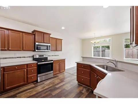 Kitchen - 4760 Glacier Meadows Loop, Springfield, OR 97478 photo 9 of 9