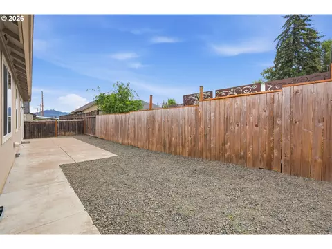 Exterior - 4760 Glacier Meadows Loop, Springfield, OR 97478 photo 6 of 8
