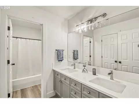 Bath - 4726 SE Salquist Rd, Gresham, OR 97080 photo 2 of 6