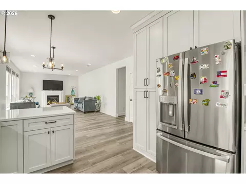 Kitchen - 4726 SE Salquist Rd, Gresham, OR 97080 photo 6 of 7