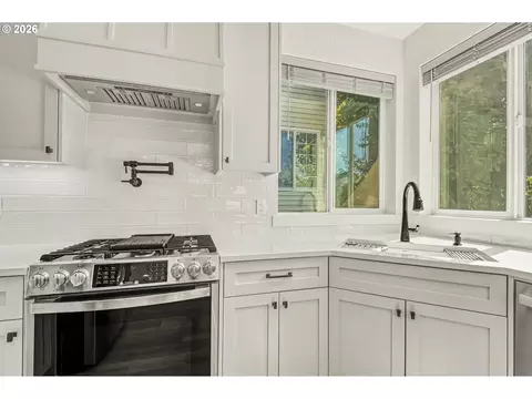 Kitchen - 4726 SE Salquist Rd, Gresham, OR 97080 photo 4 of 7