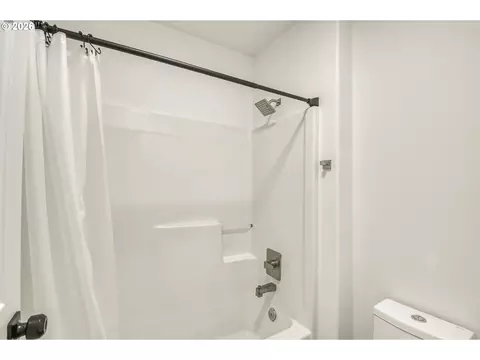 Bath - 4726 SE Salquist Rd, Gresham, OR 97080 photo 3 of 6