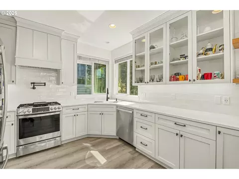 Kitchen - 4726 SE Salquist Rd, Gresham, OR 97080 photo 2 of 7