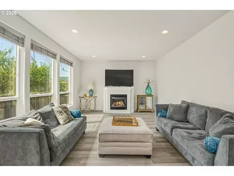 Living - 4726 SE Salquist Rd, Gresham, OR 97080 photo 1 of 4