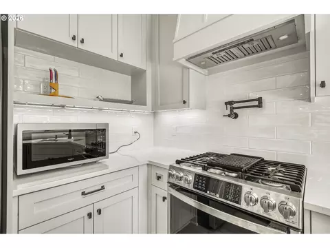 Kitchen - 4726 SE Salquist Rd, Gresham, OR 97080 photo 5 of 7