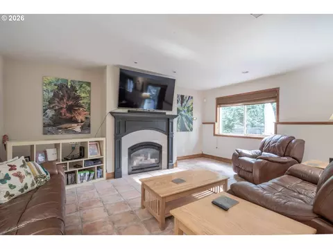 Living - 2610 Park Forest Dr, Eugene, OR 97405 photo 2 of 3