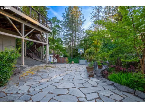 Exterior - 2610 Park Forest Dr, Eugene, OR 97405 photo 3 of 10