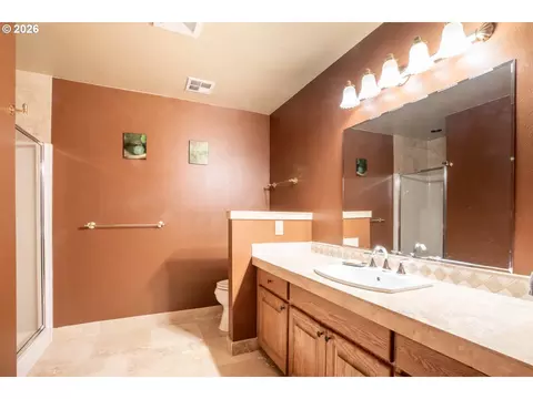 Bath - 2610 Park Forest Dr, Eugene, OR 97405 photo 3 of 3