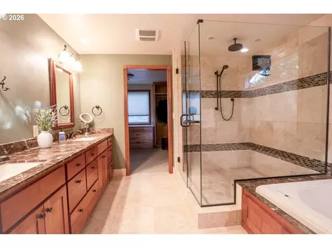 Bath - 2610 Park Forest Dr, Eugene, OR 97405 photo 1 of 3