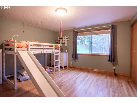 Bedroom - 2610 Park Forest Dr, Eugene, OR 97405 photo 2 of 2