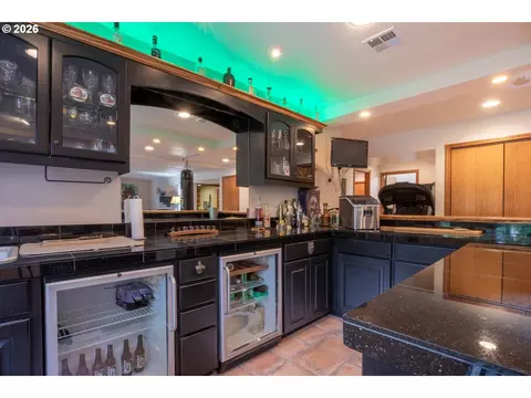 Kitchen - 2610 Park Forest Dr, Eugene, OR 97405 photo 3 of 3