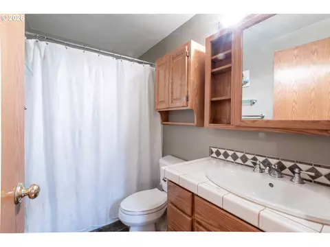 Bath - 2610 Park Forest Dr, Eugene, OR 97405 photo 2 of 3