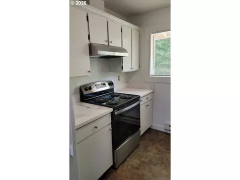 Kitchen - 110 SE Vista Ave, Gresham, OR 97080 photo 1 of 2