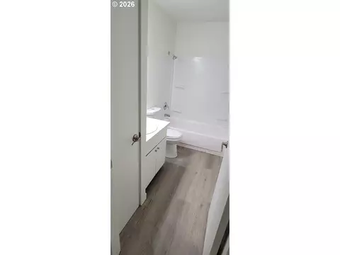 Bath - 110 SE Vista Ave, Gresham, OR 97080 photo 1 of 2